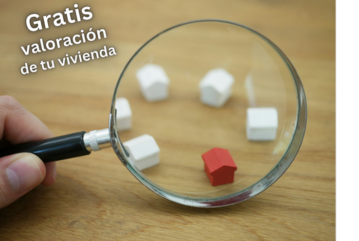 Lupa mirando casas con letras "GRATIS valoración de tu vivienda" al lado.